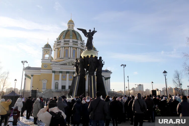 Композиция Собору Архистратига Михаила завершает архитектурный ансамбль кафедрального собора Рождества Христова