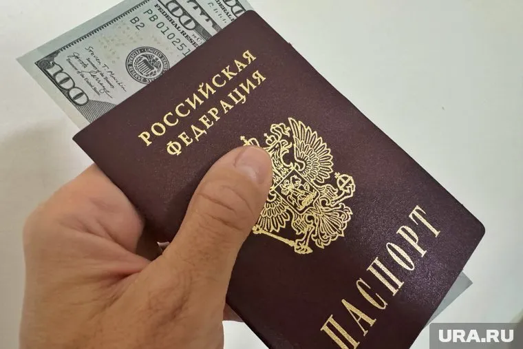 Второе гражданство перестало спасать россиян от блокировки иностранных счетов, сказал Иван Тихоненок