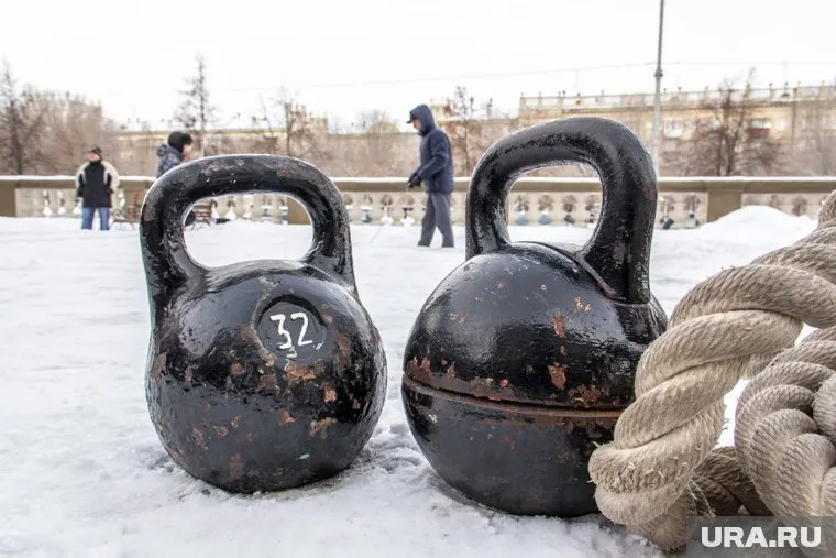 Пожилой тренер уволился с должности уборщика