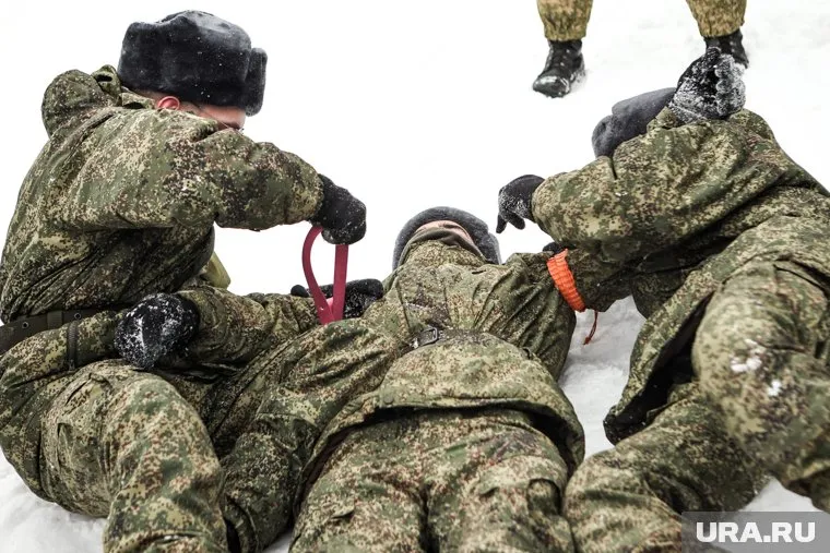 Первую помощь раненому оказывал местный медицинский отряд