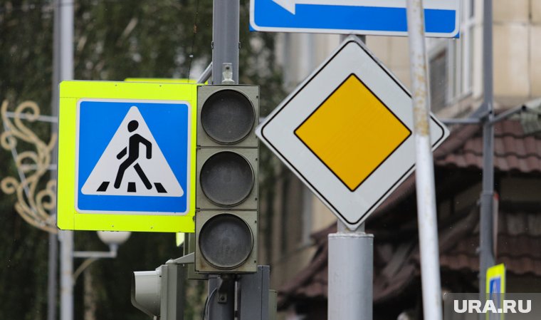 Подрядчик мэрии Кургана заплатит 200 тысяч за упавший на Mercedes дорожный знак