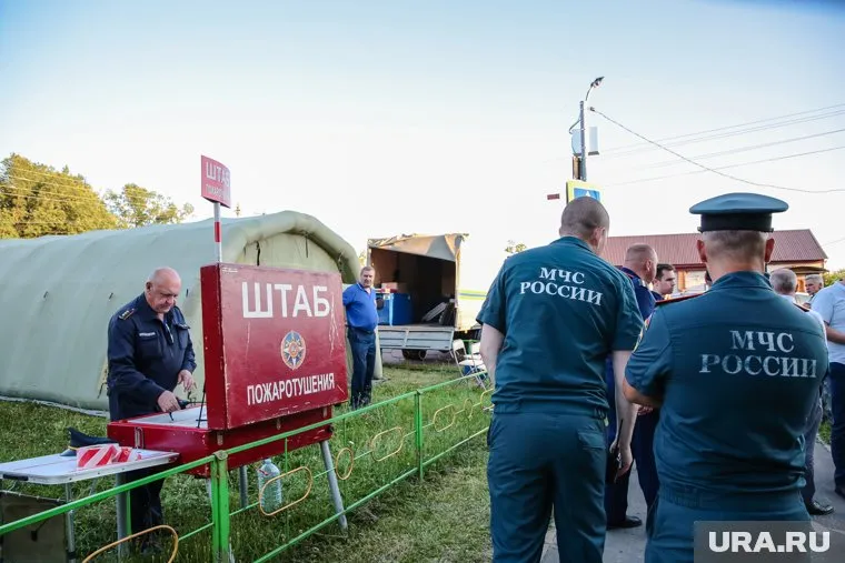 На месте продолжают работать сотрудники МЧС