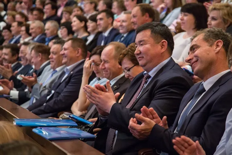 Праймериз кандидатов в губернаторы от партии "Единая Россия".Тюмень, апплодисменты, зрители