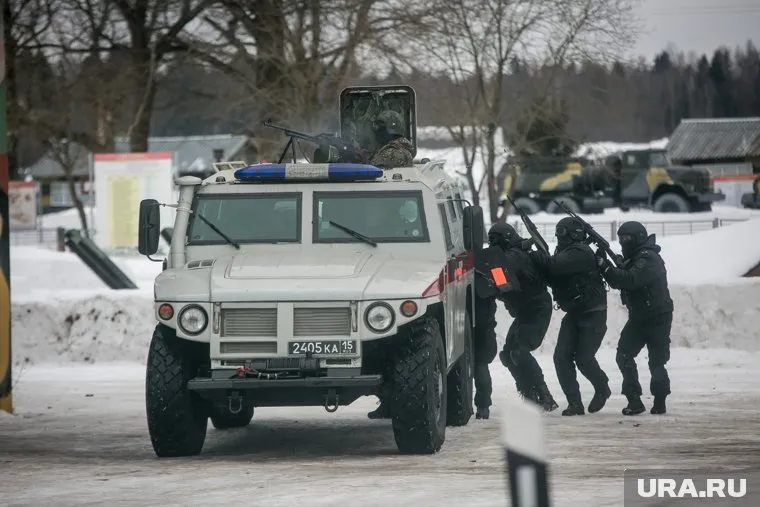 Мужчина вооружен, но требований не выдвигает