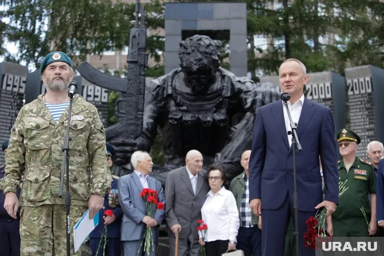 Представители власти возложили цветы к памятнику в Екатеринбурге