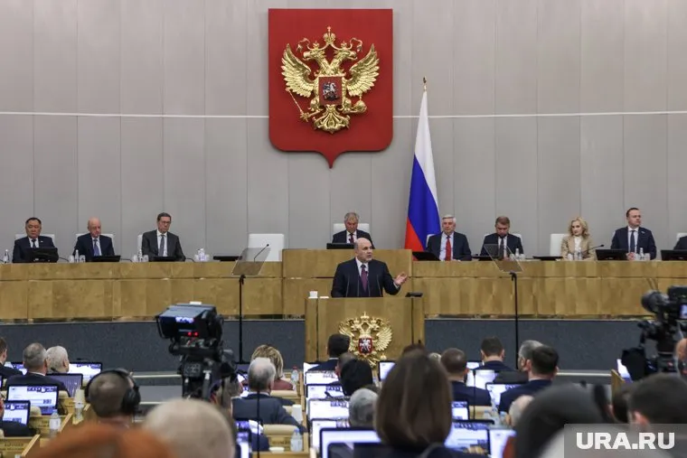 Госдума приняла в первом чтении законопроекты об увеличении МРОТ и штрафах за чайлдфри