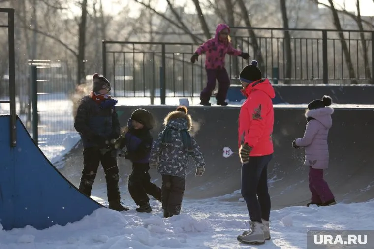 Из-за морозов у школьников в ХМАО отменили занятия первой смены