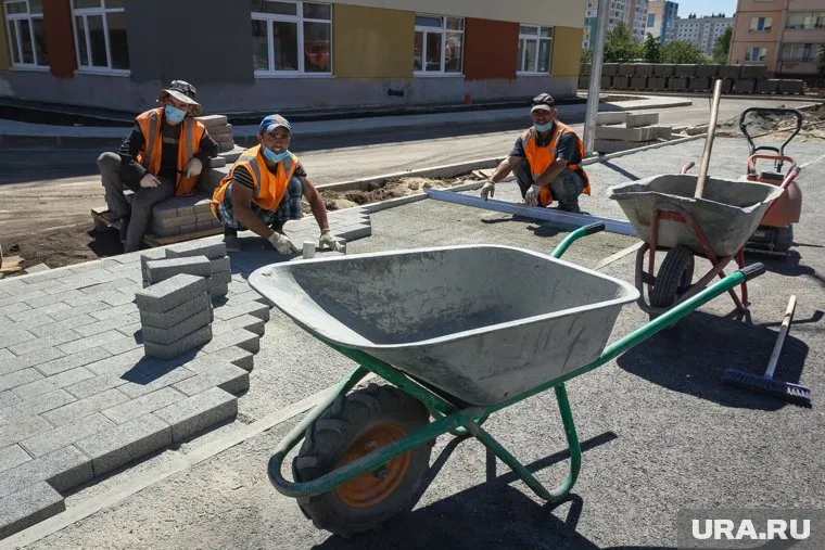 По словам Вадима Коженова, в Россию вернуться 150 тысяч гастарбайтеров из Таджикистана и столько же из Узбекистана