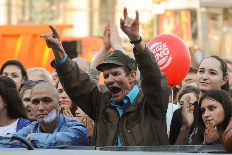 Почетные граждане города на праздничном концерте. Челябинск, крик, гримаса, жест коза