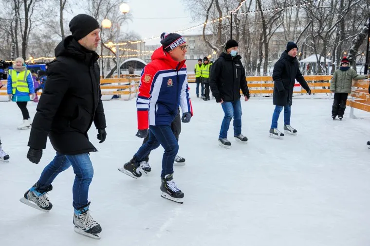Алексей Текслер на открытии ледового катка в Челябинске в Парке им. В. В. Терешковой. Челябинск