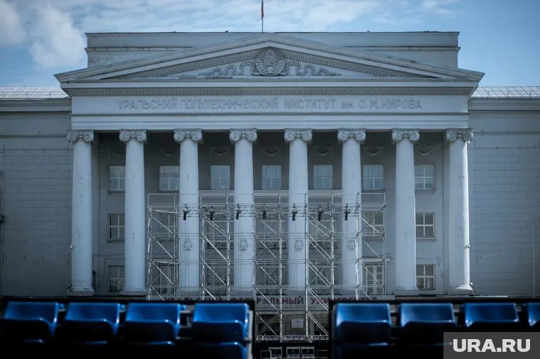 Ранее в его кабинете ФСБ проводила обыски