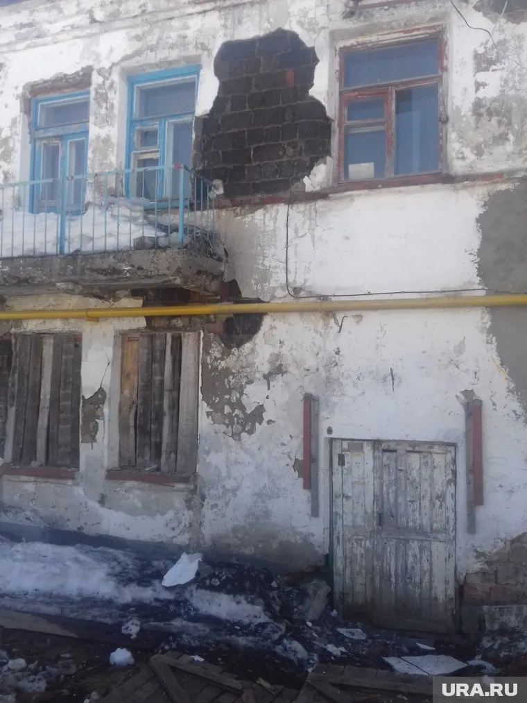 Стена обрушилась после закрытия подъездной двери