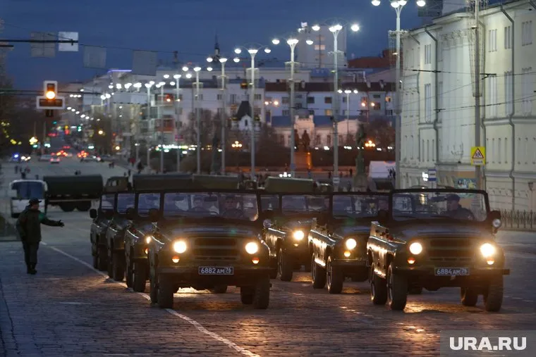 По главной площади Екатеринбурга проедет около 60 единиц техники