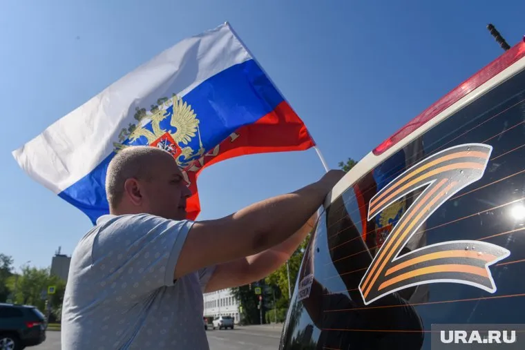 Автомобилисты и мотоциклист с флагами РФ и символикой Z проехали через весь город