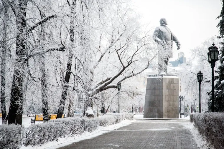 Елка у правительства. Тюмень, памятник ленину, иней