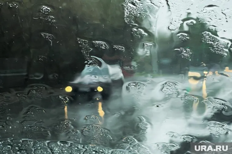 Из-за ливней проезжая часть ушла под воду