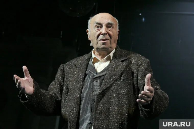 Владимир Этуш родился 6 мая 1922 года