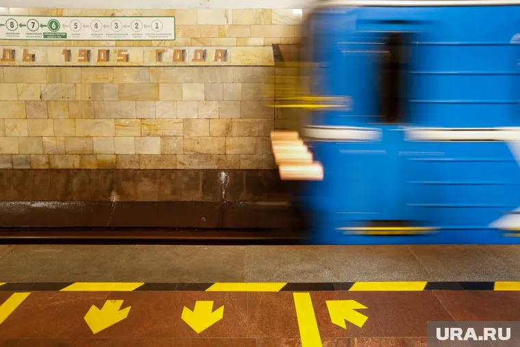 На станции метро «Площадь 1905 года» меняют турникеты (архивное фото)