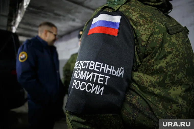 На месте преступления работают следователи, которые устанавливают обстоятельства убийства