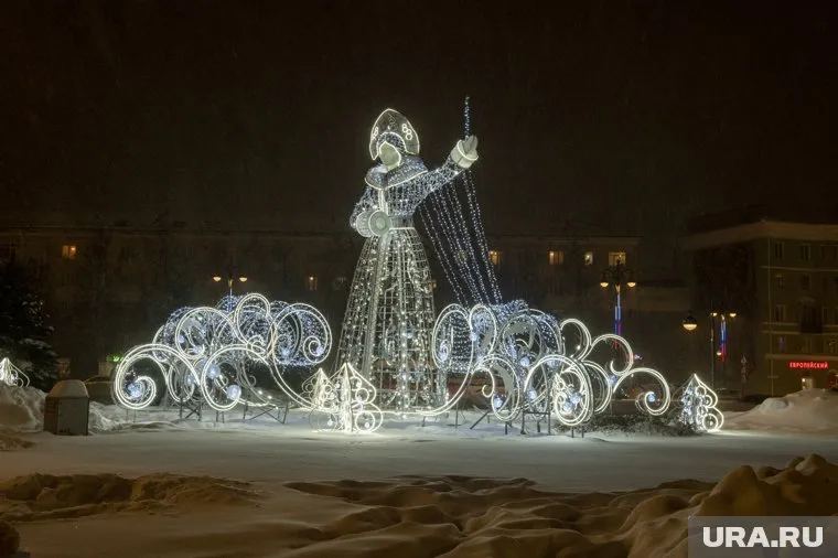 Власти Перми начали установку праздничного декоративного оформления