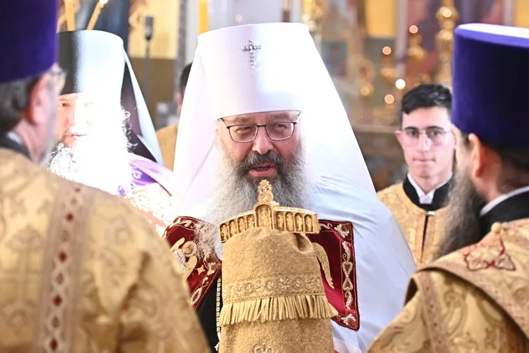 Архиерейская Божественная литургия митрополита Казанского и Татарстанского Кирилла и митрополита Екатеринбургского и Верхотурского Евгения. Необр