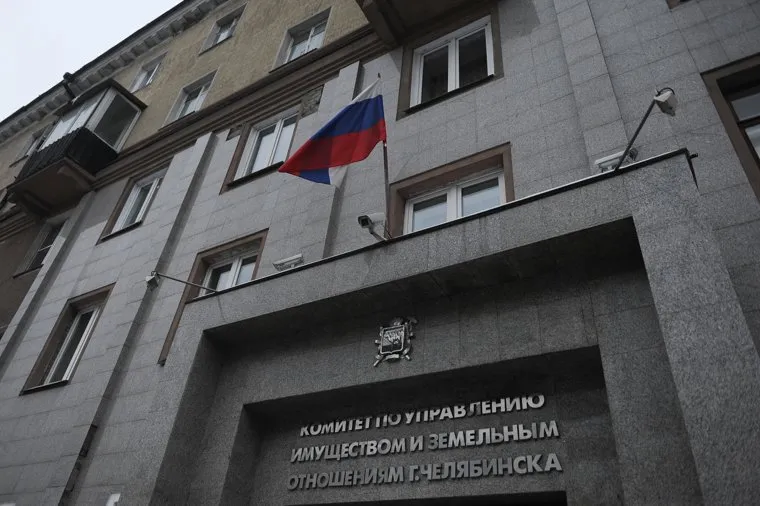 Спущенные флаги в день траура. Челябинск, флаг, куизо