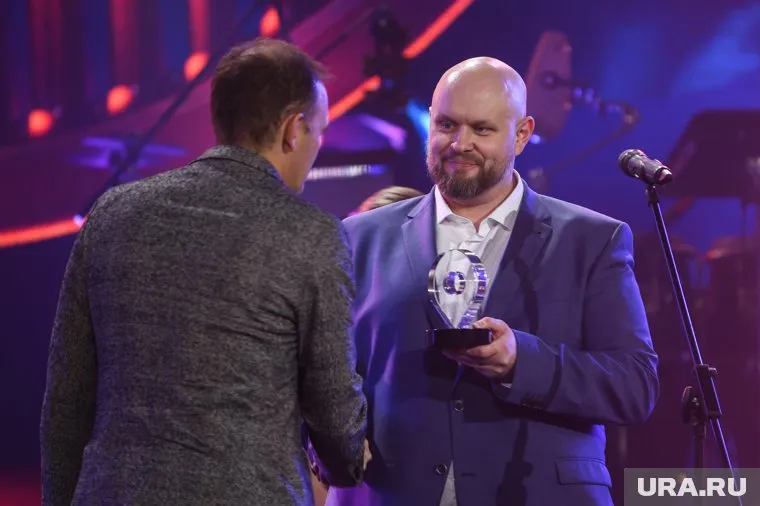 Еще накануне Артем Беседин в статусе главреда награждал «Народной премией» гендиректора «СКБ-Контур»