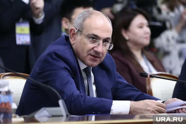 Пашинян призвал быть готовыми изгнать католикоса всех армян