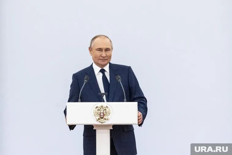 Президент России Владимир Путин наградил тюменцев медалью и почетным званием