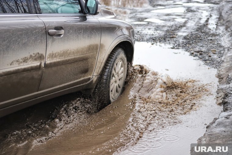 Жители Кургана жалуются на разбитую дорогу возле нового жилого комплекса