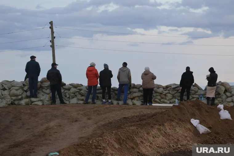 Местные жители продолжают укреплять дамбу и спасать село Казанское