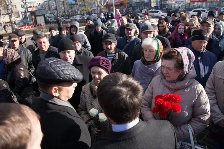 Мемориальный комплекс воинам-зауральцам, погибшим в локальных войнах после реконструкции. г. Курган , шумков вадим, люди, народ, толпа