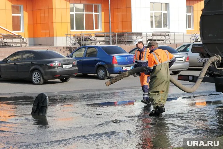 Коммунальщики Салехарда утверждают, что чаще всего причиной разлива канализации становятся сами жители