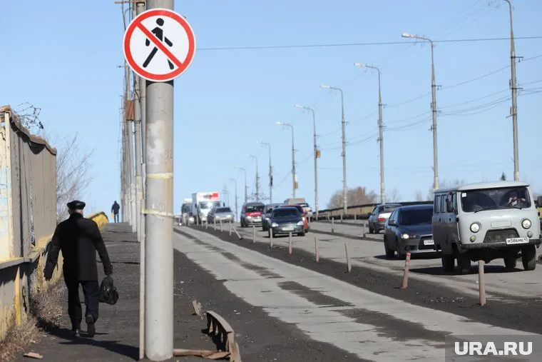 Из-за угрозы обрушения на мосту ограничено движение