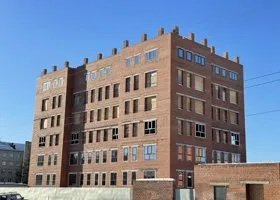 В элитном доме для VIP в центре Кургана начали активно устанавливать окна