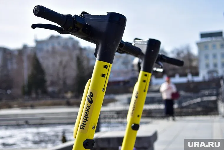 Подросток врезался самокатом в машину