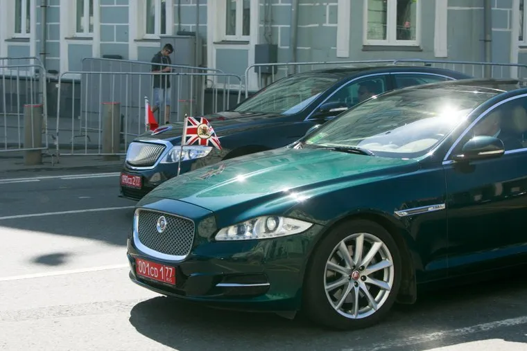 Въезд президентского кортежа в Боровицкие ворота Кремля перед инаугурацией президента России Владимира Путина., москва, улица моховая, машины дипломатов