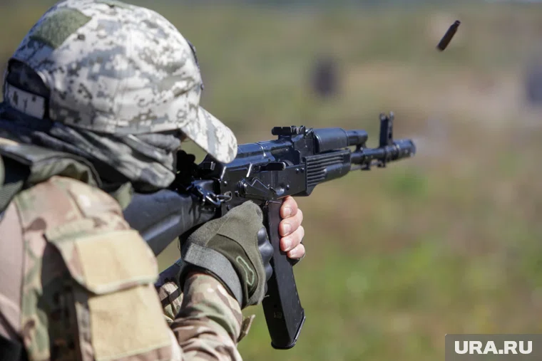 Боец ВС РФ был вынужден отбиваться от украинских дронов, пока спасал раненых товарищей