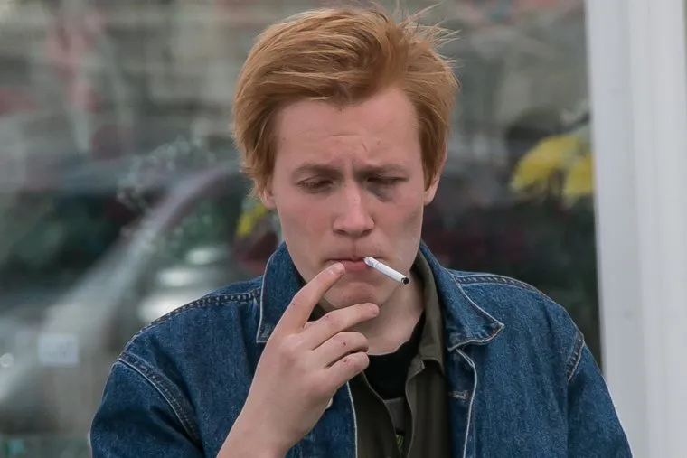 Разное. Курган, курение, сигарета, молодежь, фингал, синяк под глазом