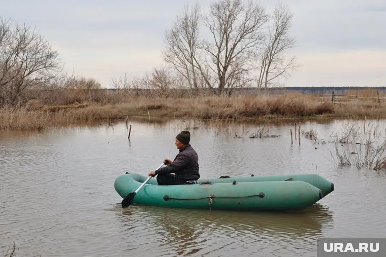 Жители Менщиково спасаются от воды на лодках