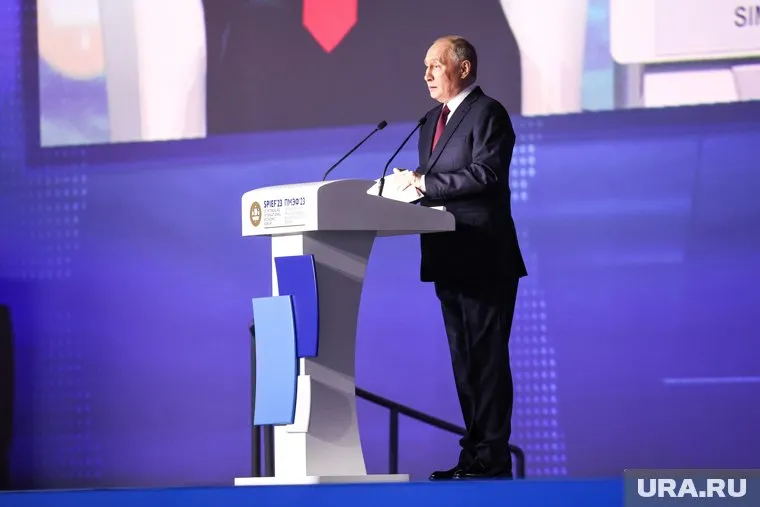 Владимир Путин подписал рисунок автографом