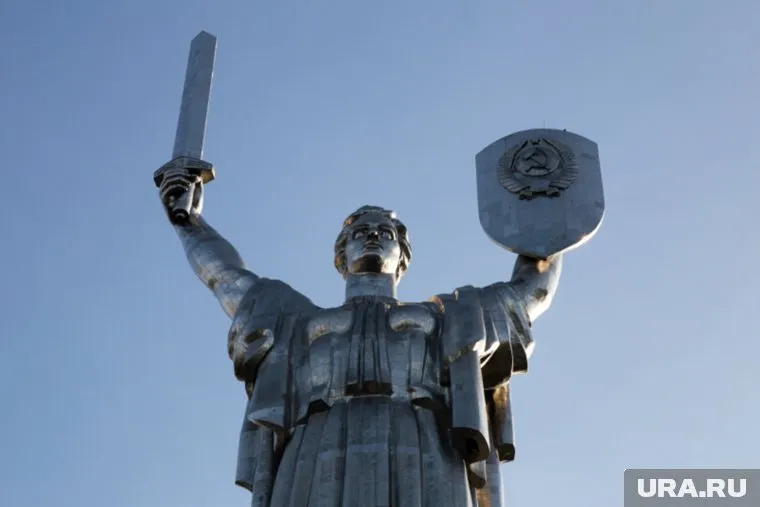 Киев собирается заменить герб СССР на щите скульптуры «Родина-мать» трезубцем