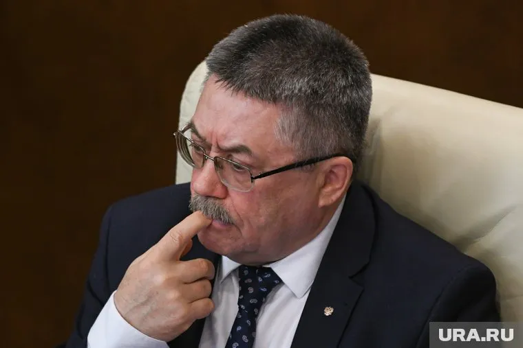 Игорь Мороков считает, что лишать телефонов нужно не только учеников, но и учителей