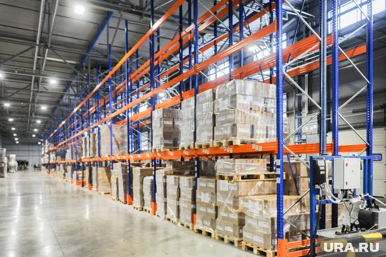 Сотрудник Wildberries рассказал, что он вместе с другими работниками организовал эвакуацию на складе, чтобы избежать паники при пожаре