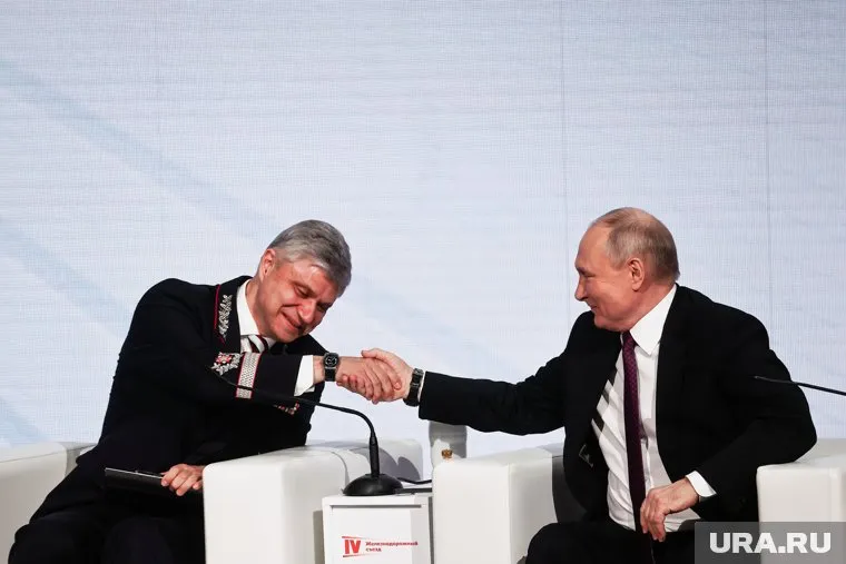 Бизнес ждет от президента Владимира Путина (справа) прорывного решения на ВЭФ-2024