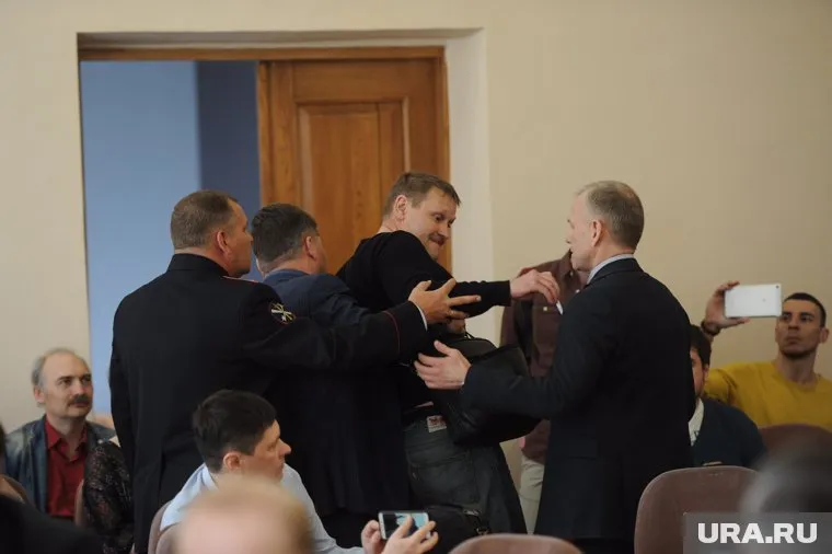 Представитель НОД ворвался на совещание и стал раздавать сахар и свои визитки чиновникам