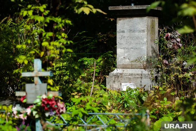 Неизвестные повалили надгробия у десятка могил