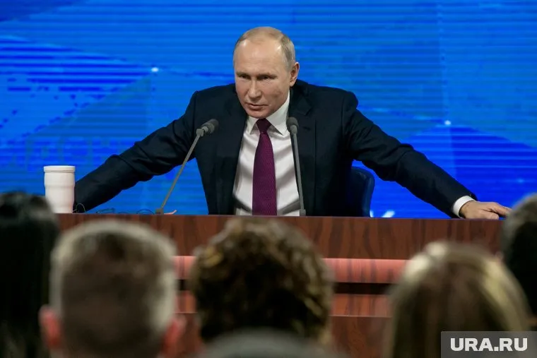 Владимир Путин постоянно пьет чай из белой кружки-термоса