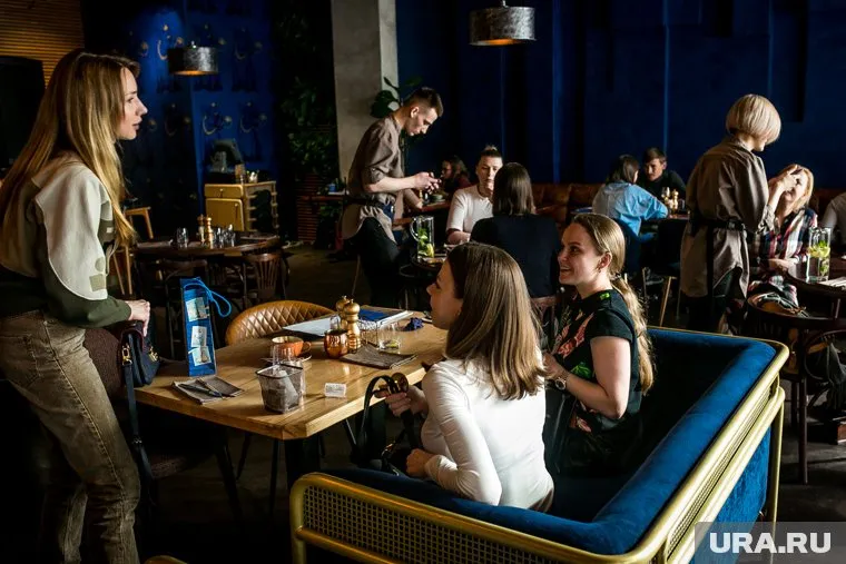 Рестораны начнут принимать посетителей с 18 августа