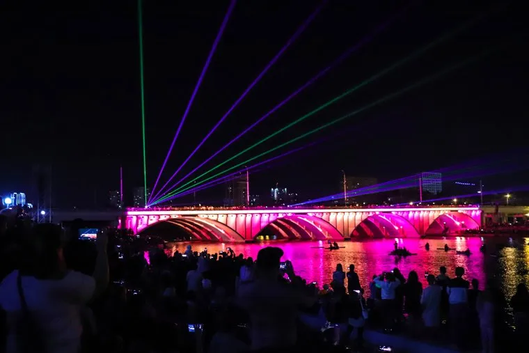 Праздничный салют и световое шоу на Дне города. Екатеринбург